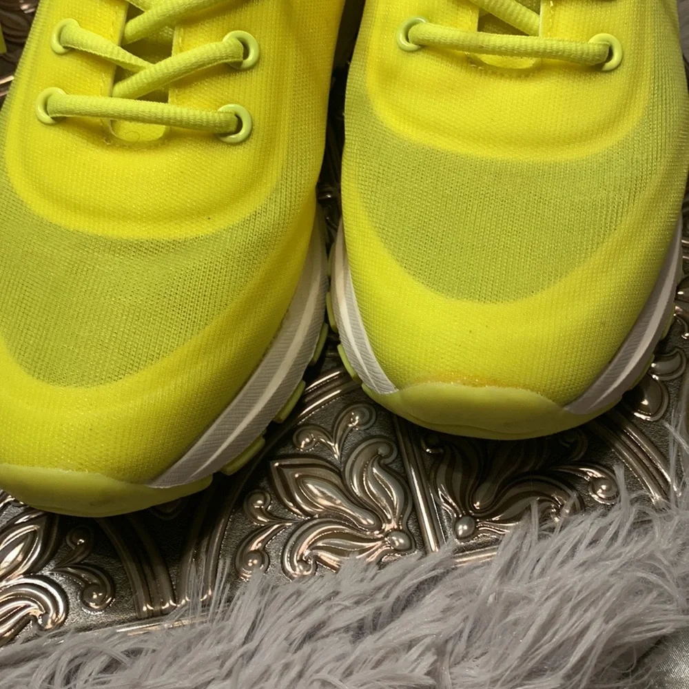 🌹DKNY • Fashion Sporty Mesh Vibrant Yellow Athletic Sneakers •